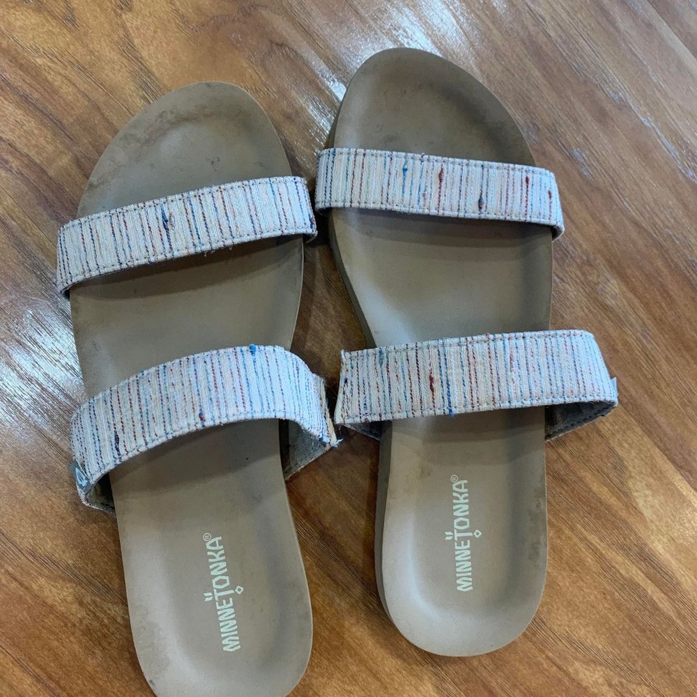 Minnetonka size 10 sandals